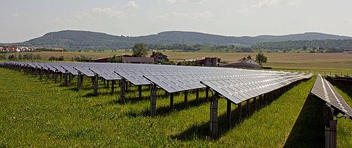 Foto einer PV-Freiflächenanlage auf einer Wiese